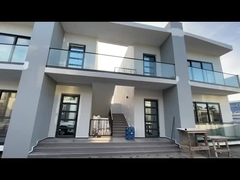 Sistema de grades de vidro personalizável sem quadro para cercas externas seguras e modernas