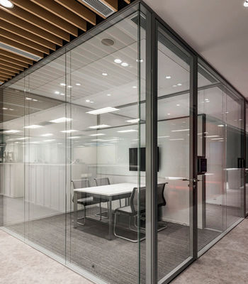 Dimensão personalizada Porta balançante de alumínio Porta de vidro balançante isolado temperado