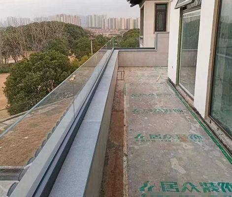 Sistema de grades de vidro personalizável sem quadro para cercas externas seguras e modernas