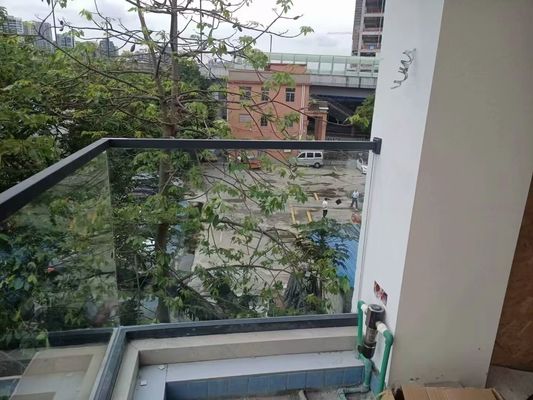 Balustrade de vidro de canal U de design moderno com vidro temperado