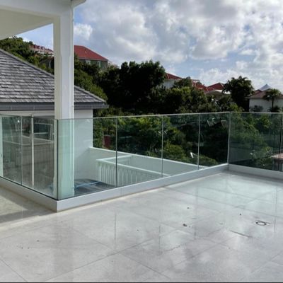 Balustrade de vidro personalizada sem quadro 8mm, 10mm, 12mm Sistema de canal U de alumínio