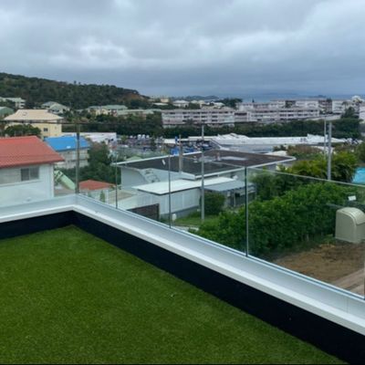 Grades de vidro moderno sem enquadramento com vidro temperado de 12-20 mm para uso externo