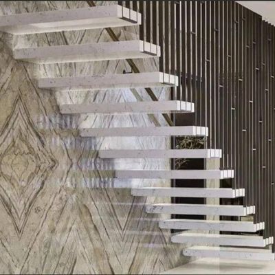 Escalinha de madeira flutuante interior com feixe de aço inoxidável invisível