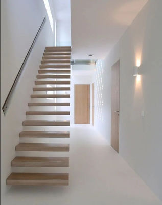 Escalinha de madeira flutuante interior com feixe de aço inoxidável invisível