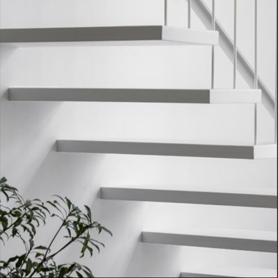 Escalões flutuantes de design moderno personalizados com piso de quartzo e cordão mono invisível