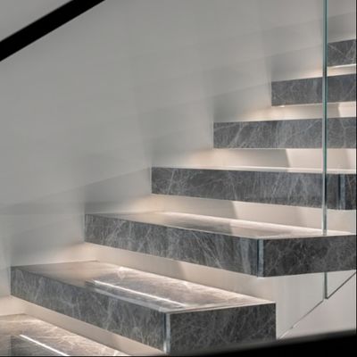 Escalões flutuantes de design moderno personalizados com piso de quartzo e cordão mono invisível