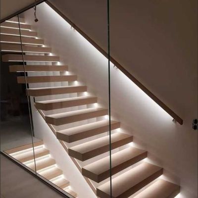 Escalões flutuantes de design moderno personalizados com piso de quartzo e cordão mono invisível