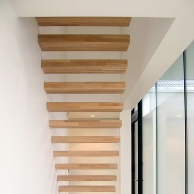 Escadas de vidro flutuantes personalizáveis Design durável e elegante com grades de aço inoxidável de cetim / espelho
