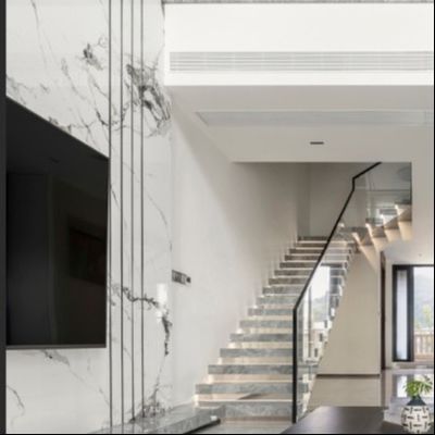 Escadas de vidro flutuantes personalizáveis Design durável e elegante com grades de aço inoxidável de cetim / espelho