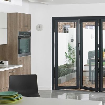 Janela dobrável de vidro temperado e alumínio em carvalho dourado para centros de convenções