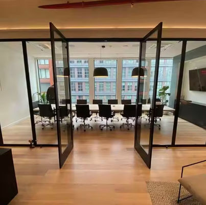 Porta giratória de alumínio com vidro transparente e abertura automática