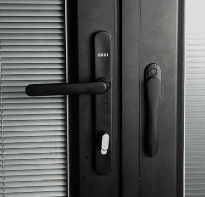 Porta dobrável de alumínio comercial com bloqueio de vários pontos, com baixa manutenção e características de segurança