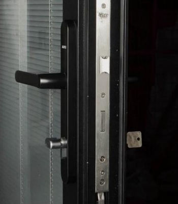 Portas duplas de alumínio impermeáveis personalizadas com alta durabilidade e eficiência energética