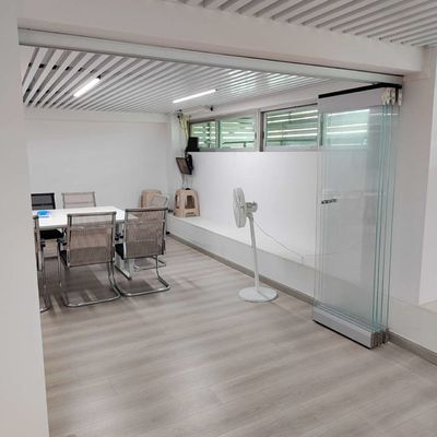Portas duplas de alumínio impermeáveis personalizadas com alta durabilidade e eficiência energética