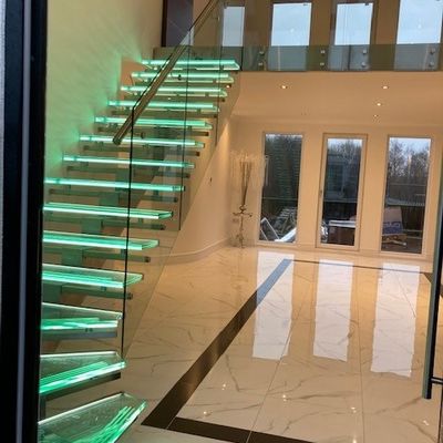 OEM/ODM Escadaria de vidro de design elegante personalizado com grades de vidro e LED automático