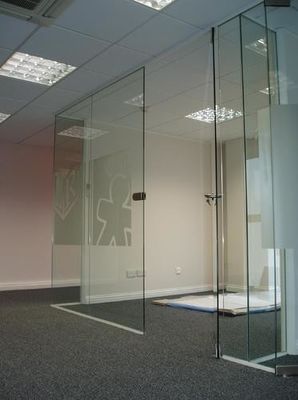 Vista completa Parede divisória de vidro transparente sem quadro para escritório, casa, oficina