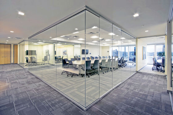 Vista completa Parede divisória de vidro transparente sem quadro para escritório, casa, oficina