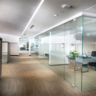 Vista completa Parede divisória de vidro transparente sem quadro para escritório, casa, oficina