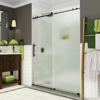 Cabine de casa de banho moderna com moldura dourada, acessórios de hardware personalizáveis e porta de vidro temperado com puxador