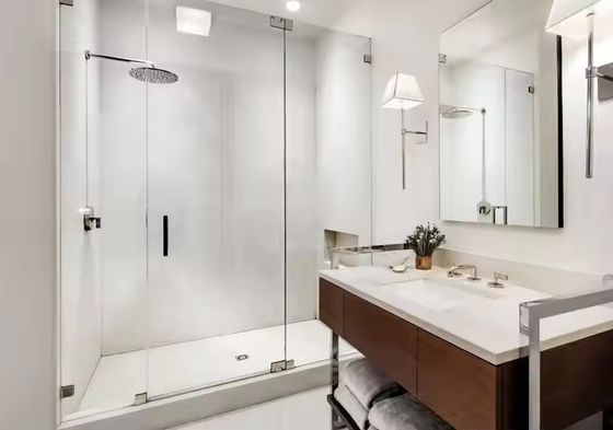 Cabine de casa de banho moderna com moldura dourada, acessórios de hardware personalizáveis e porta de vidro temperado com puxador