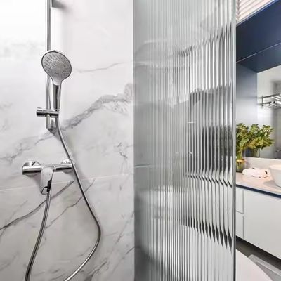 Divisória de banheiro interior de alumínio personalizada com espessura de perfil de 1,4 mm e vidro fosco