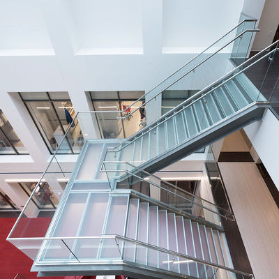 Guarda-corpo de vidro com canaleta em alumínio personalizável, com altura e tamanho personalizados para uso interno/externo