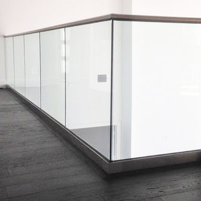 Moderno Design 12mm de vidro endurecido U canal grades com cinco anos de garantia e resistente ao clima acabamento