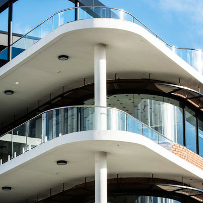 Barrancos de vidro de canal U personalizáveis com garantia de cinco anos e vidro laminado temperado