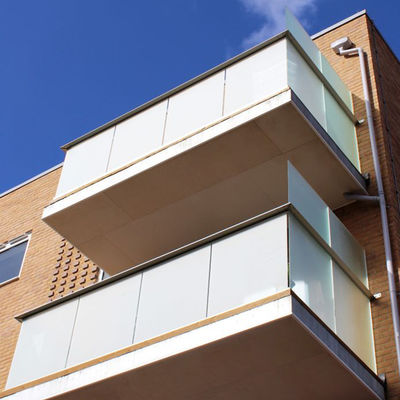 Barrancos de vidro de canal U personalizáveis com garantia de cinco anos e vidro laminado temperado