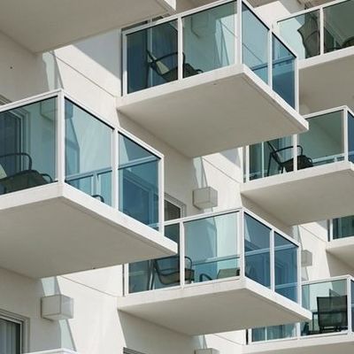 Guarda-corpo de vidro com canal U sem moldura com revestimento preto personalizado e vidro temperado de 12mm