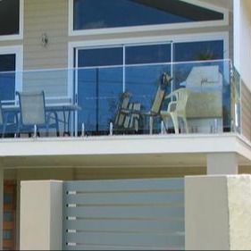 Guarda-corpo de vidro com canal U sem moldura com revestimento preto personalizado e vidro temperado de 12mm