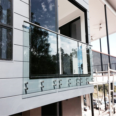Sistema de grades de vidro temperado para balcões externos sem quadro com pinos de resistência