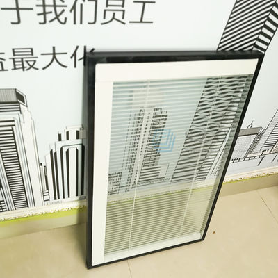 Vedação de Janela de Batente Oscilante com Lâminas de Veneziana Isoladas com Vidro Duplo e Acessórios de Persianas Internas entre o Vidro