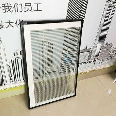 Vedação de Janela de Batente Oscilante com Lâminas de Veneziana Isoladas com Vidro Duplo e Acessórios de Persianas Internas entre o Vidro