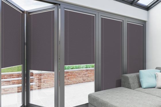 Vedação de Janela de Batente Oscilante com Lâminas de Veneziana Isoladas com Vidro Duplo e Acessórios de Persianas Internas entre o Vidro