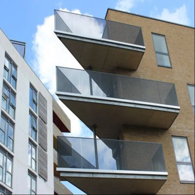 Guarda-corpo de vidro temperado laminado moderno de 8+8mm com canal U de alumínio para durabilidade e garantia de 5+ anos