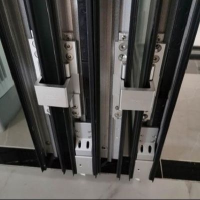 Porta dobrável de alumínio comercial com bloqueio de vários pontos, com baixa manutenção e características de segurança