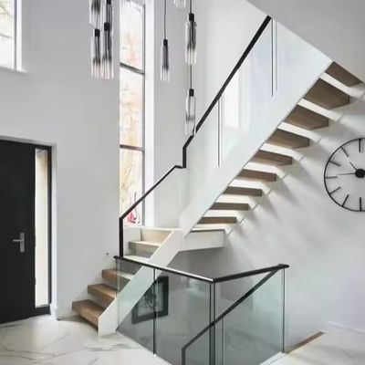 Moderna escada recta interior escada flutuante de ferro e aço com trilho de madeira e corrimão de vidro para comercial e apartamento